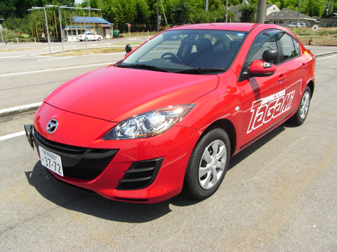 新車　マツダアクセラ